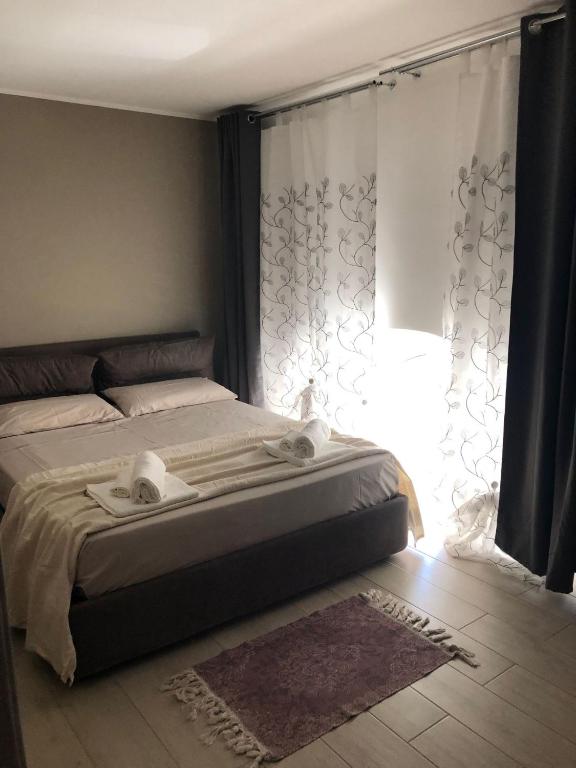 1 dormitorio con cama y ventana en Panta rei en Trieste