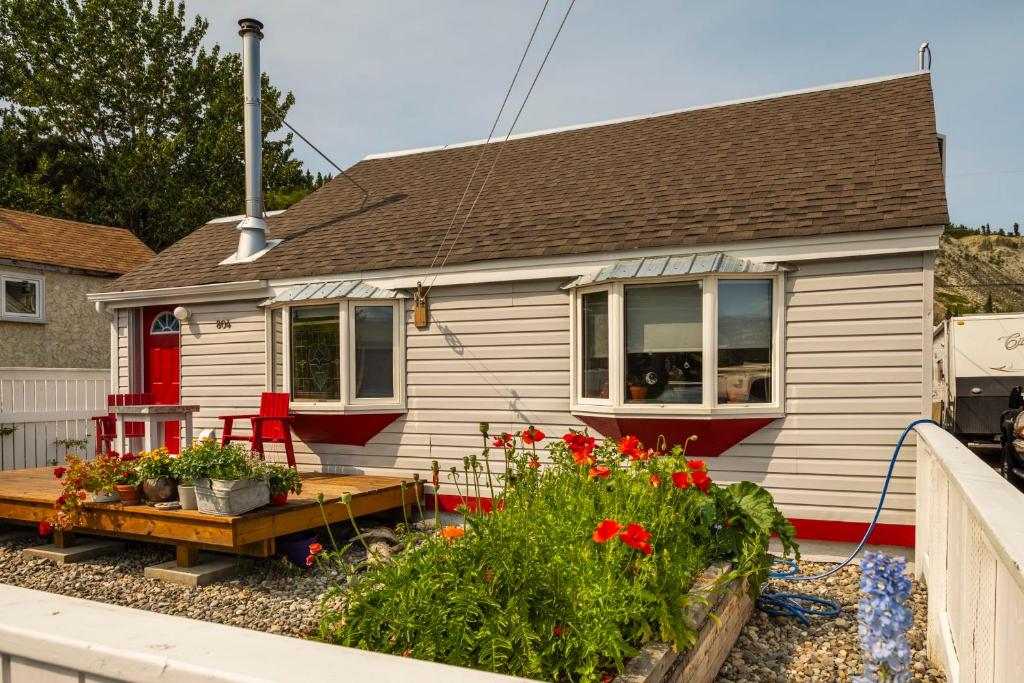 NN The Crooked House Downtown 3bed 1bath, Whitehorse Updated