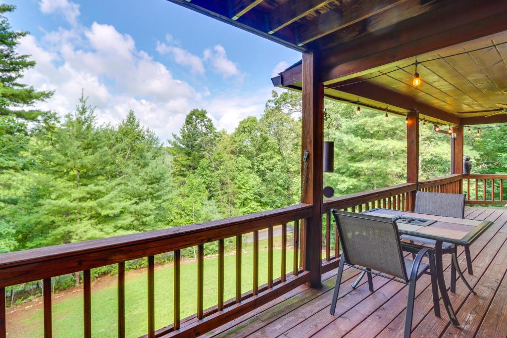 Μπαλκόνι ή βεράντα στο Hot Tub and Game Room Charming Morganton Cabin!