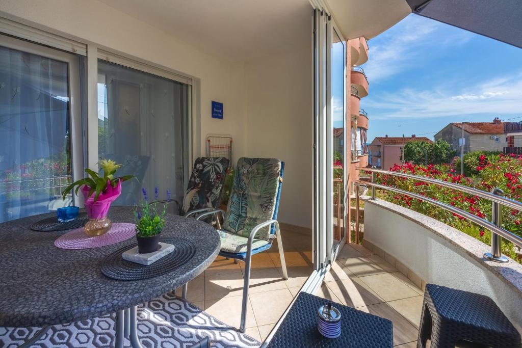 d'une terrasse avec une table et des chaises sur un balcon. dans l'établissement Bobbys Home, à Crikvenica