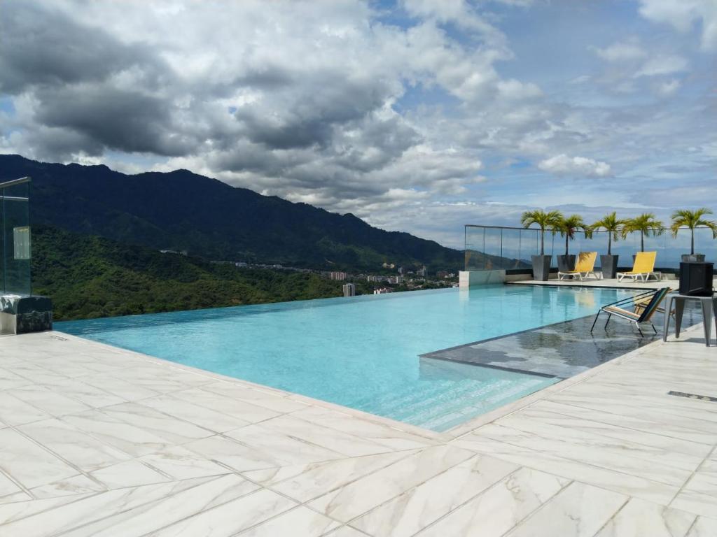 a swimming pool on top of a building with a mountain at Edificio M-30 in Ibagué