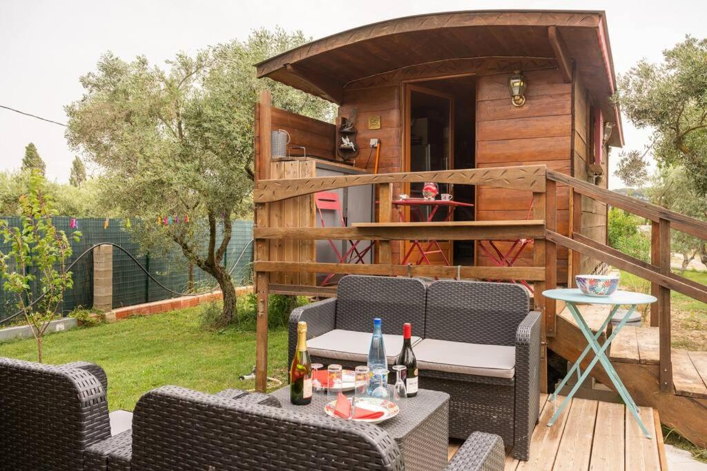 - un kiosque avec une table et des chaises sur une terrasse dans l'établissement Le Mas de la Mélie, à Arles