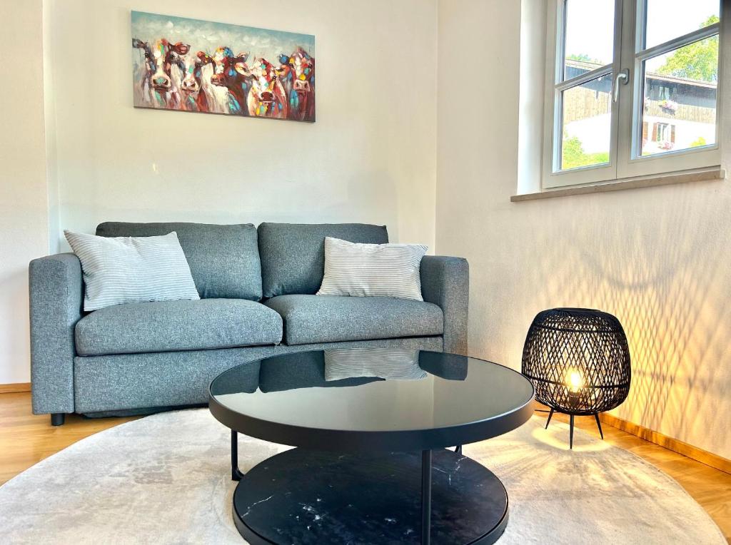 a living room with a couch and a table at Apartment Huberspitz - Ruhe, Berge & Natur in Hausham