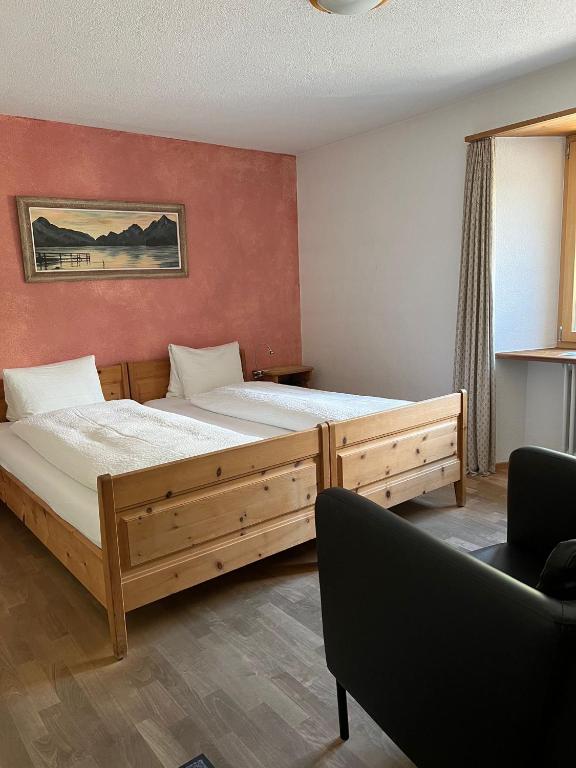 Postel nebo postele na pokoji v ubytování Hotel Adler Garni