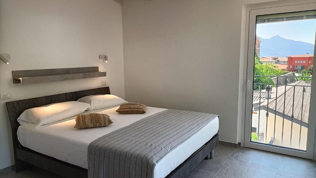 Postel nebo postele na pokoji v ubytování Margherite - Larihome A36