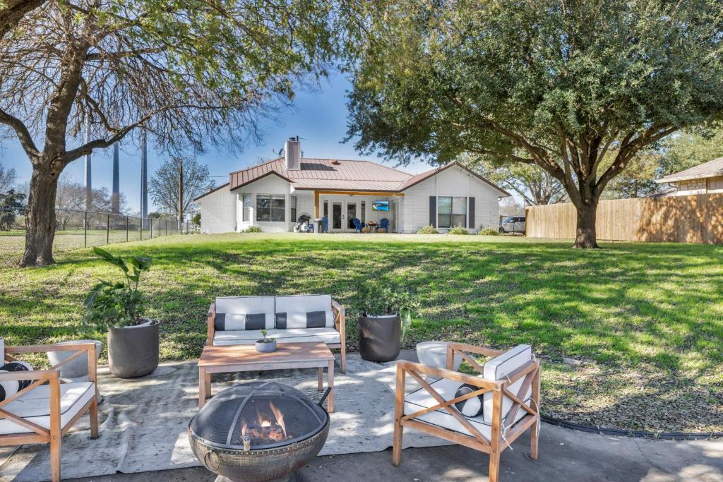 Lakefront Paradise with Firepit, Marble Falls (updated prices 2024)