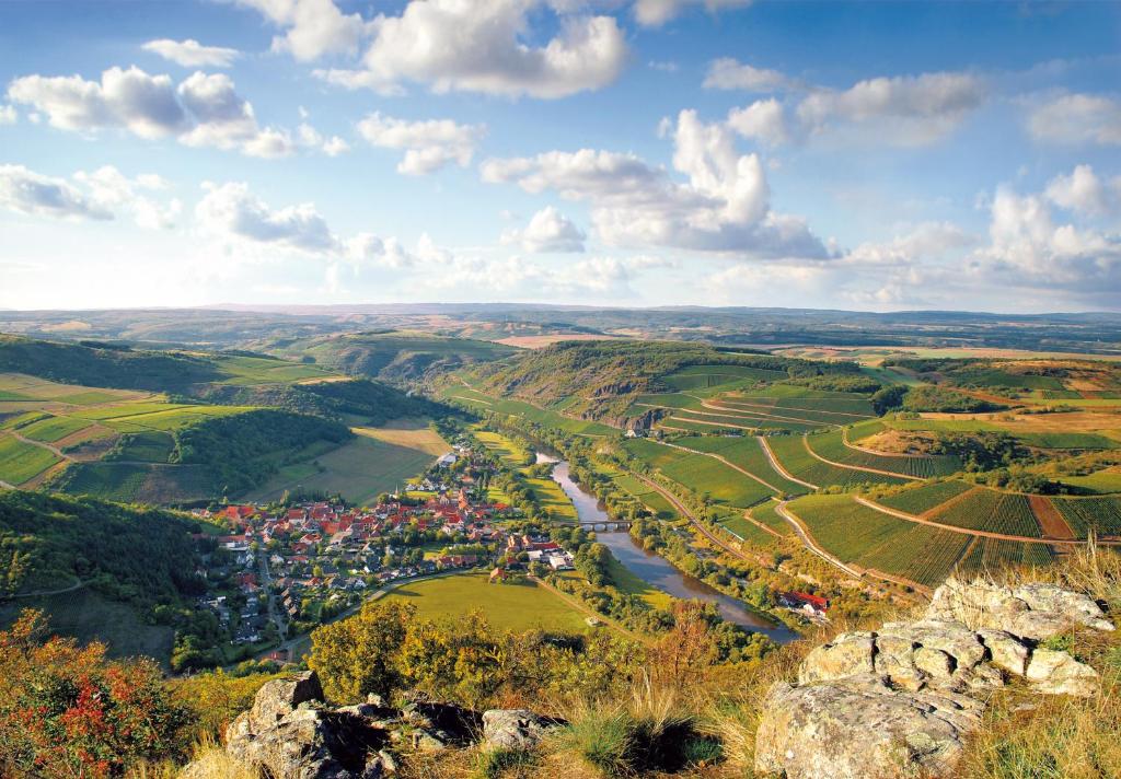 una vista aerea di un villaggio sulle colline di WINETIME a Oberhausen
