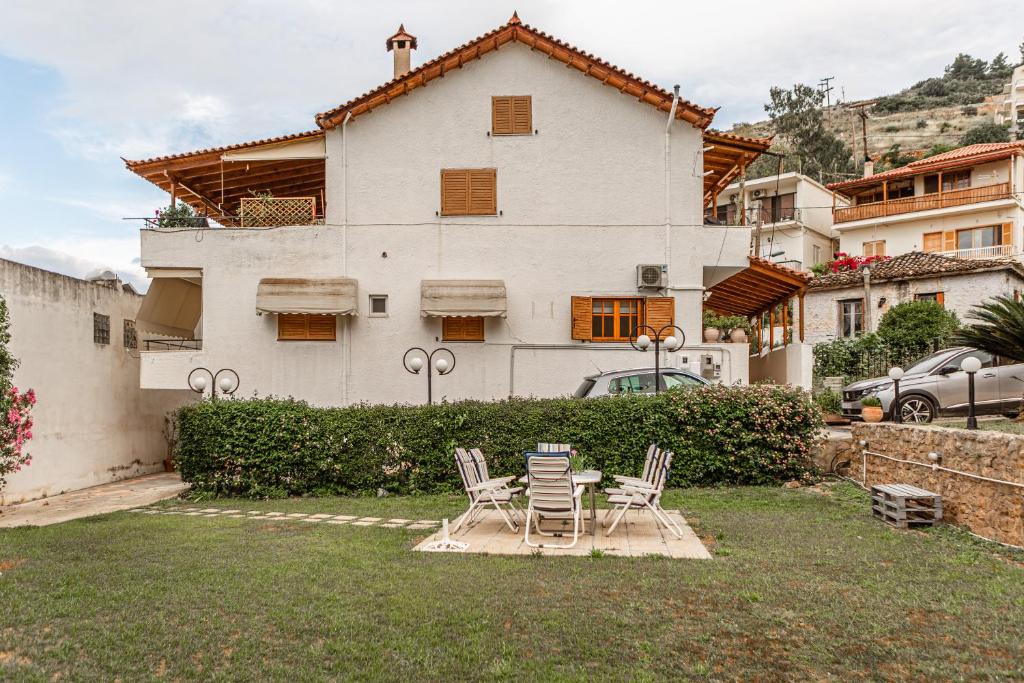 a table and chairs in front of a house at Aroma Accommodations in Kivérion