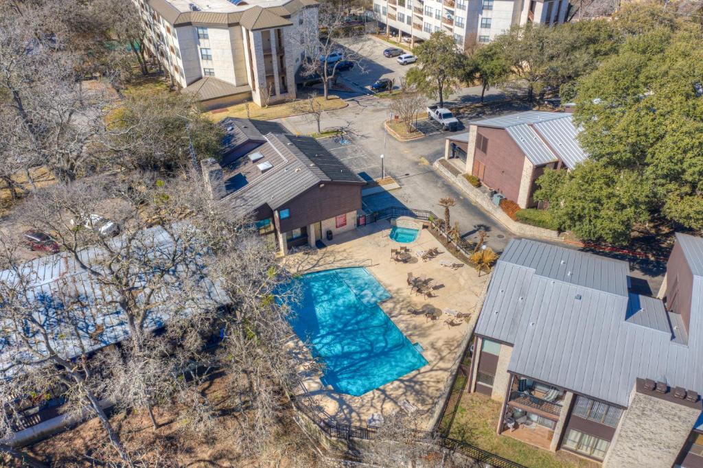 einen Blick über einen Hinterhof mit Pool in der Unterkunft Luxury Riverfront Condo 1 BLK to Schlitterbahn! in New Braunfels