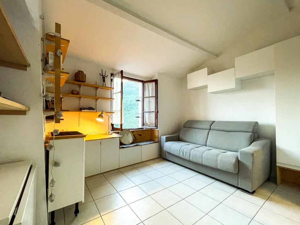 un salon avec un canapé et une fenêtre dans l'établissement Studio Sainte Agnès, à Sainte-Agnès