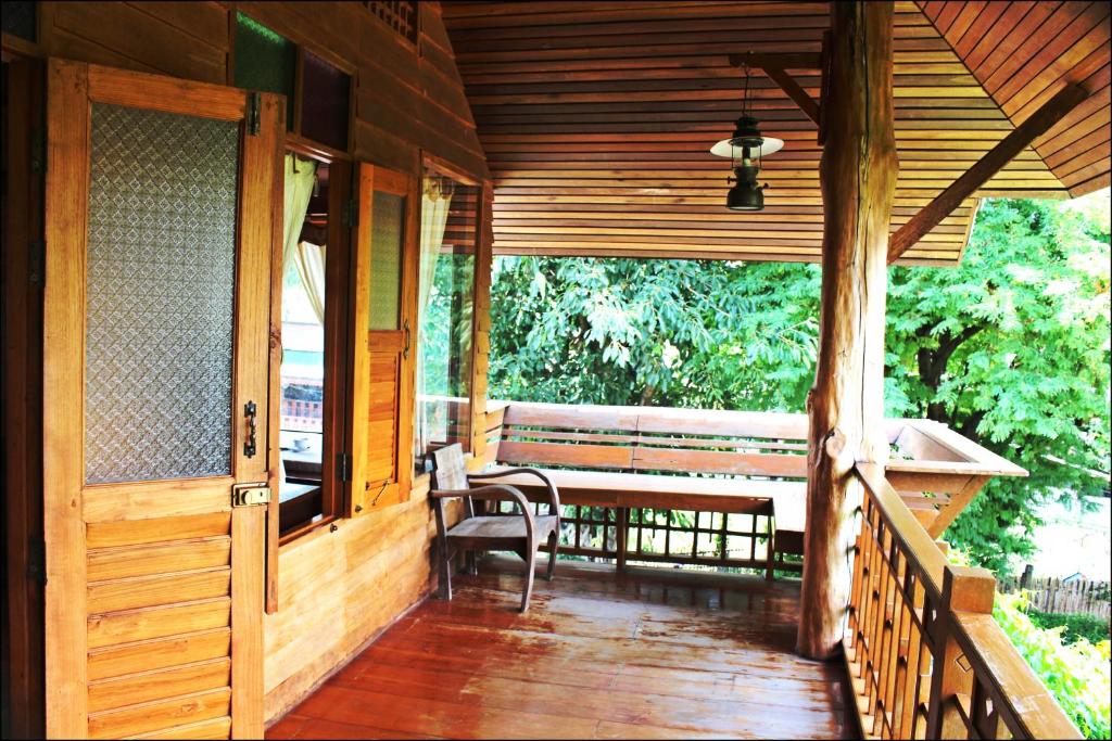 Balkón nebo terasa v ubytování Pai Vimaan Resort