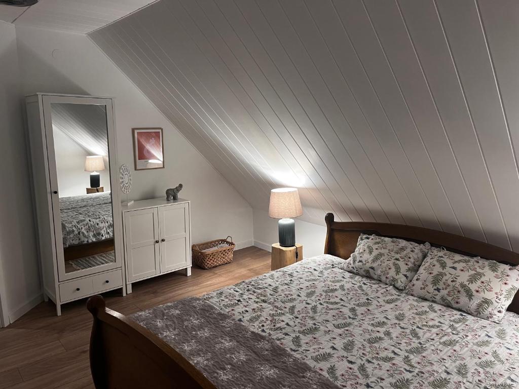 um quarto com uma cama e um espelho grande em Apartament Blueberry em Augustów
