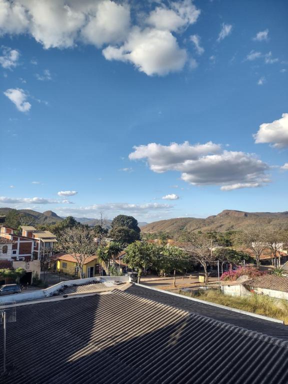 a view of a street with mountains in the background at casa temporada lua nova centro in Alto Paraíso de Goiás