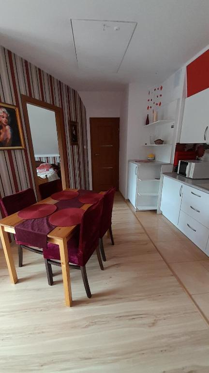 Il comprend un salon avec une table et une cuisine. dans l'établissement Willa Gracja, à Wisła