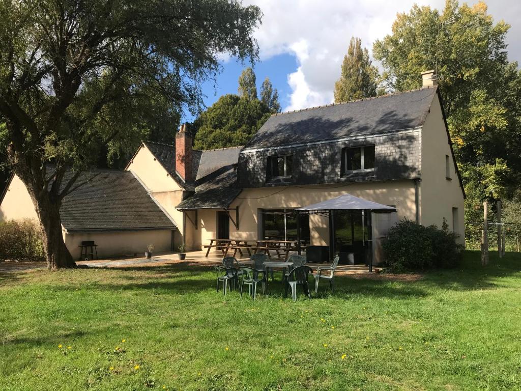 une maison avec une table de pique-nique devant elle dans l'établissement Le Moulin de Crampaux, à Mansigné