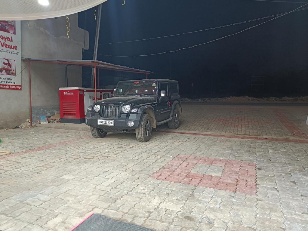 Ein schwarzer Jeep parkt in einer Garage. in der Unterkunft The Royal Sahdeo Venue in Gaya