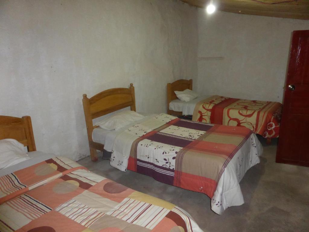 Malata的住宿－Sangalle Cielo Lodge，一间房间,有三张床