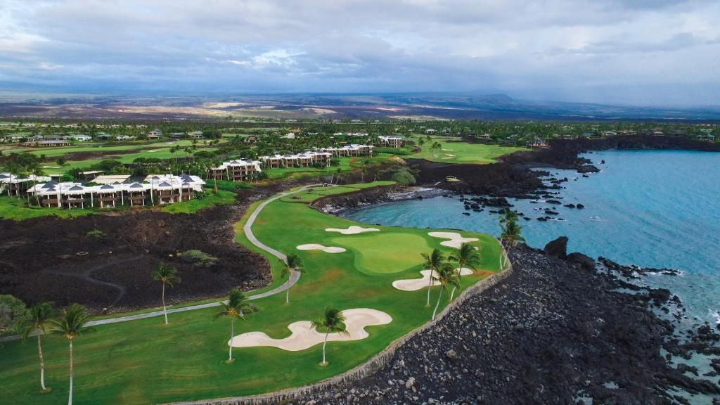 una vista aerea su un campo da golf vicino all'oceano di Mauna Lani Point a Waikoloa