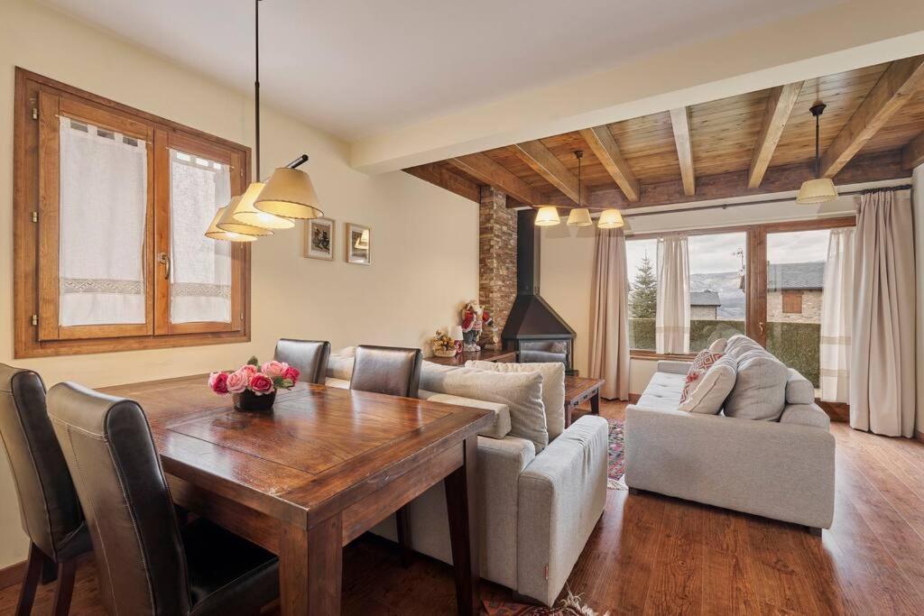 sala de estar con mesa de madera y sofá en Dream House France, en Err