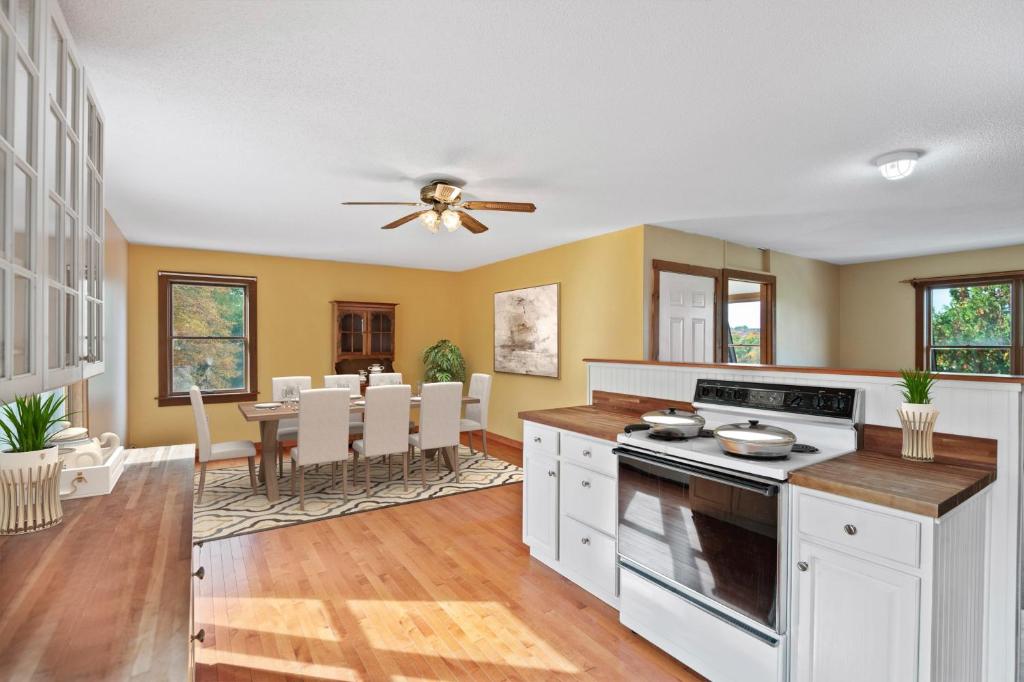 una cucina con piano cottura e una sala da pranzo di East Haddam CT Country Loft a East Haddam