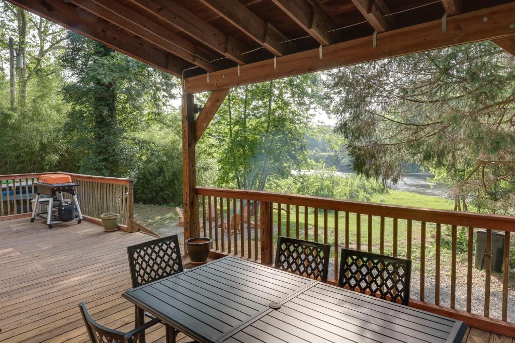 Riverfront Milford Getaway with Kayaks and Deck!, Milford (updated