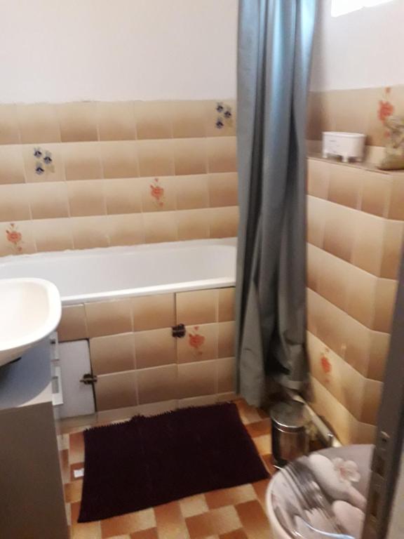 Ванная комната в Maison chaleureuse avec cheminée des coudrais