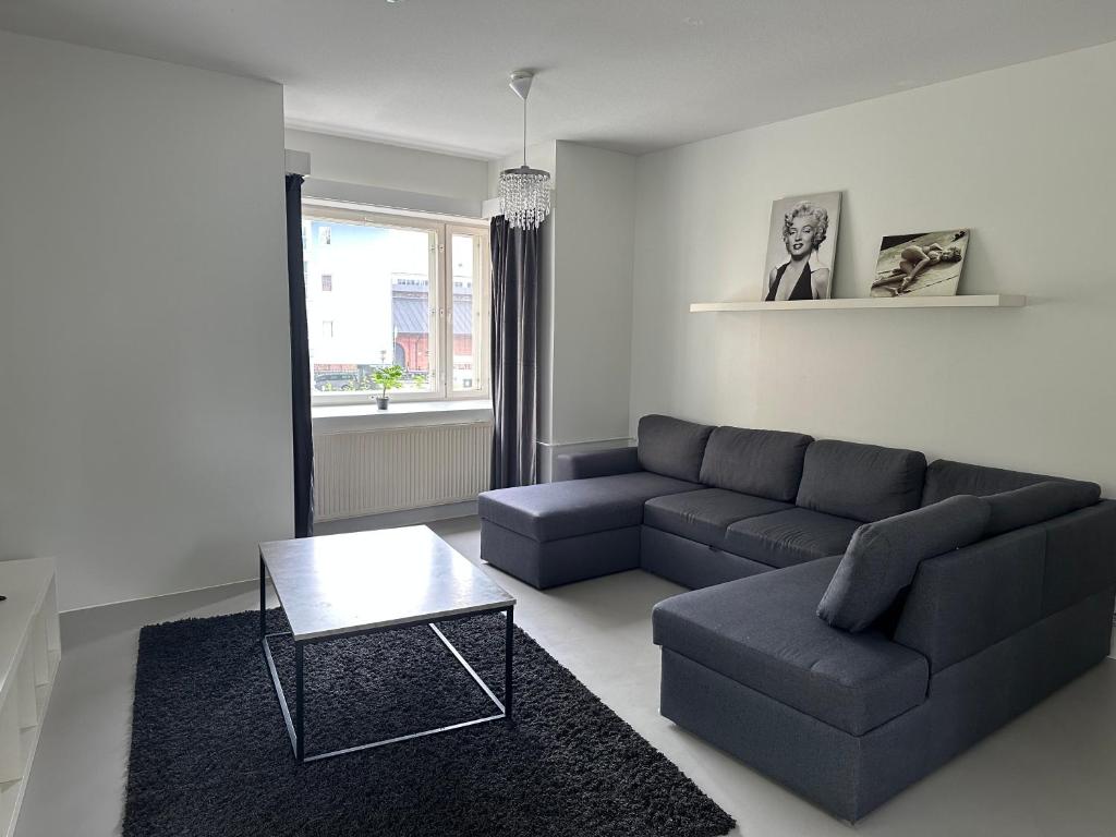 Una sala de estar con un sofá y una mesa de café. en Hostel400Kokkola Neliö Saunalla, en Kokkola