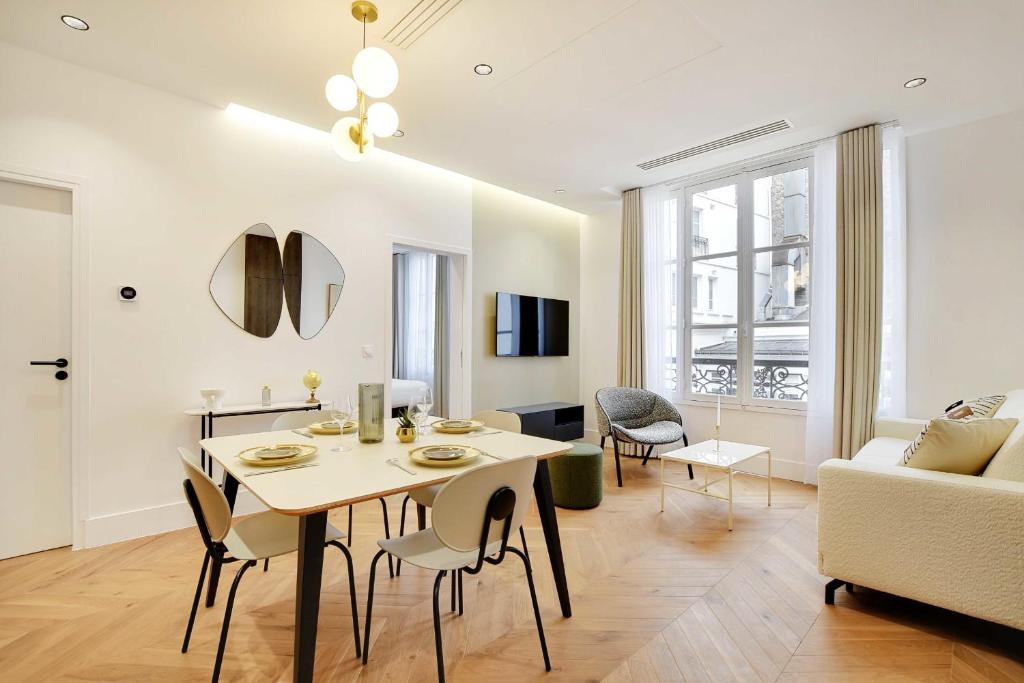 un salon avec une table et un canapé dans l'établissement Luxury apartment 1BR 4P - Opera, à Paris