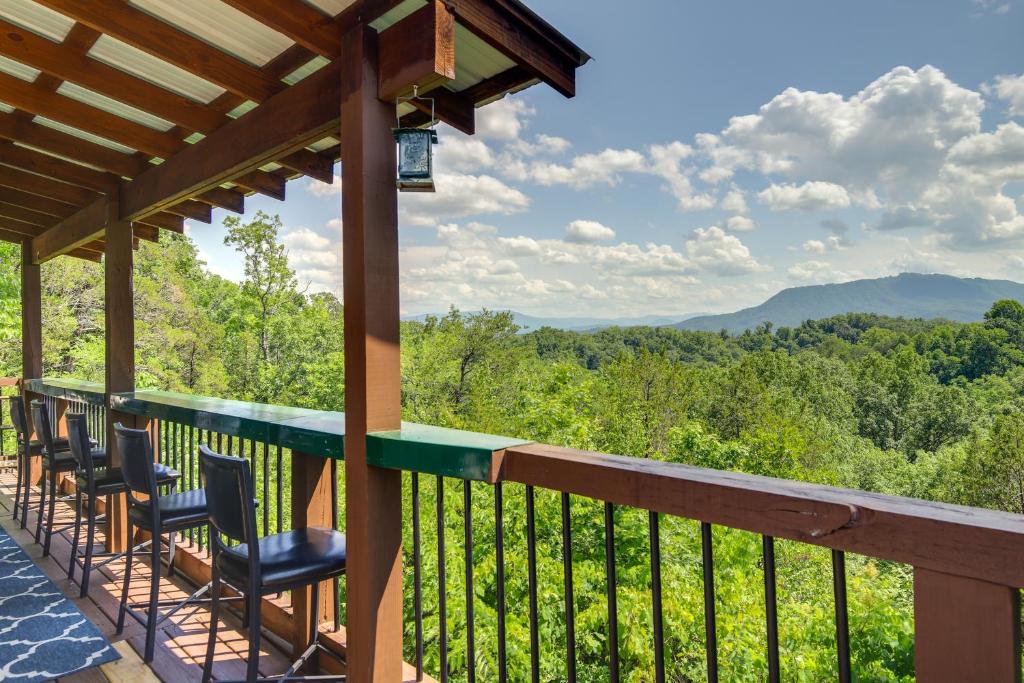 Sevierville Cabin with Hot Tub and MountainView Deck, Sevierville