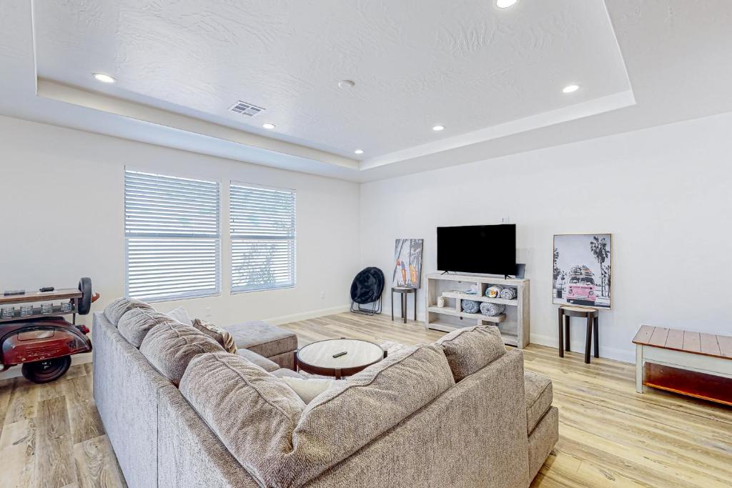 een woonkamer met een bank en een flatscreen-tv bij Arena Roja House in Washington