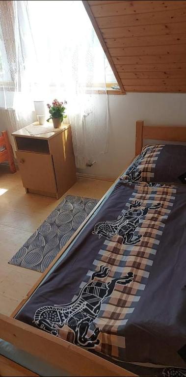 Cette chambre comprend un grand lit avec un couvre-lit. dans l'établissement Badacsonyi Csobbanás privát bérlemény, à Bytom