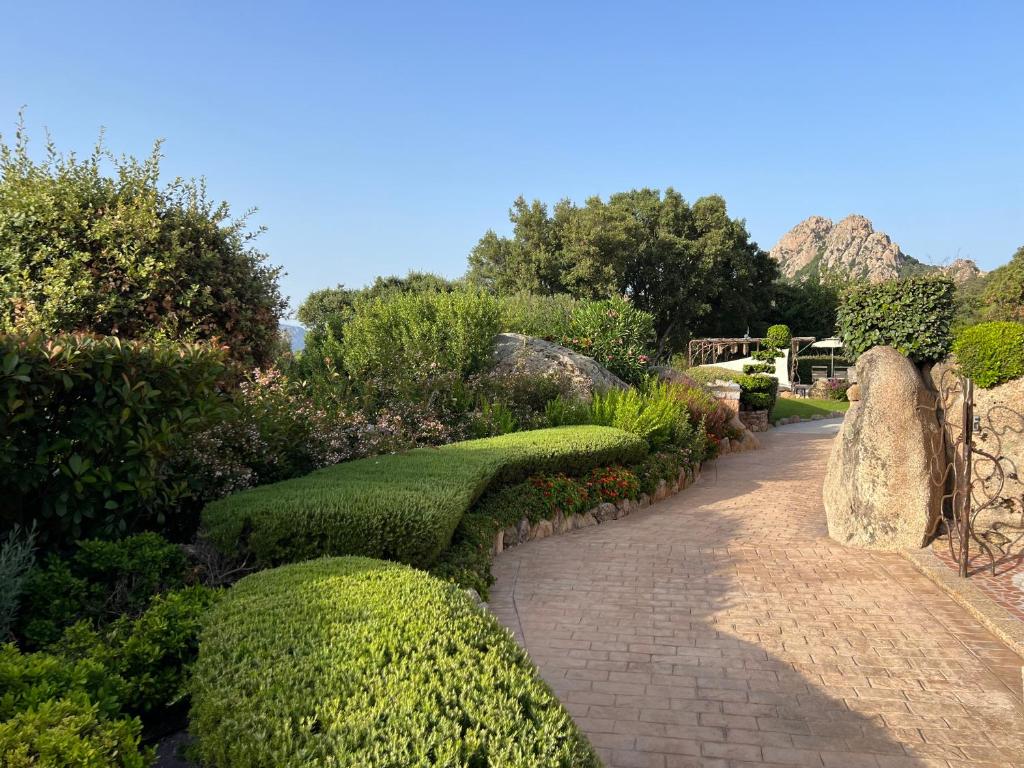 A garden outside Antica Fonte Holiday Homes