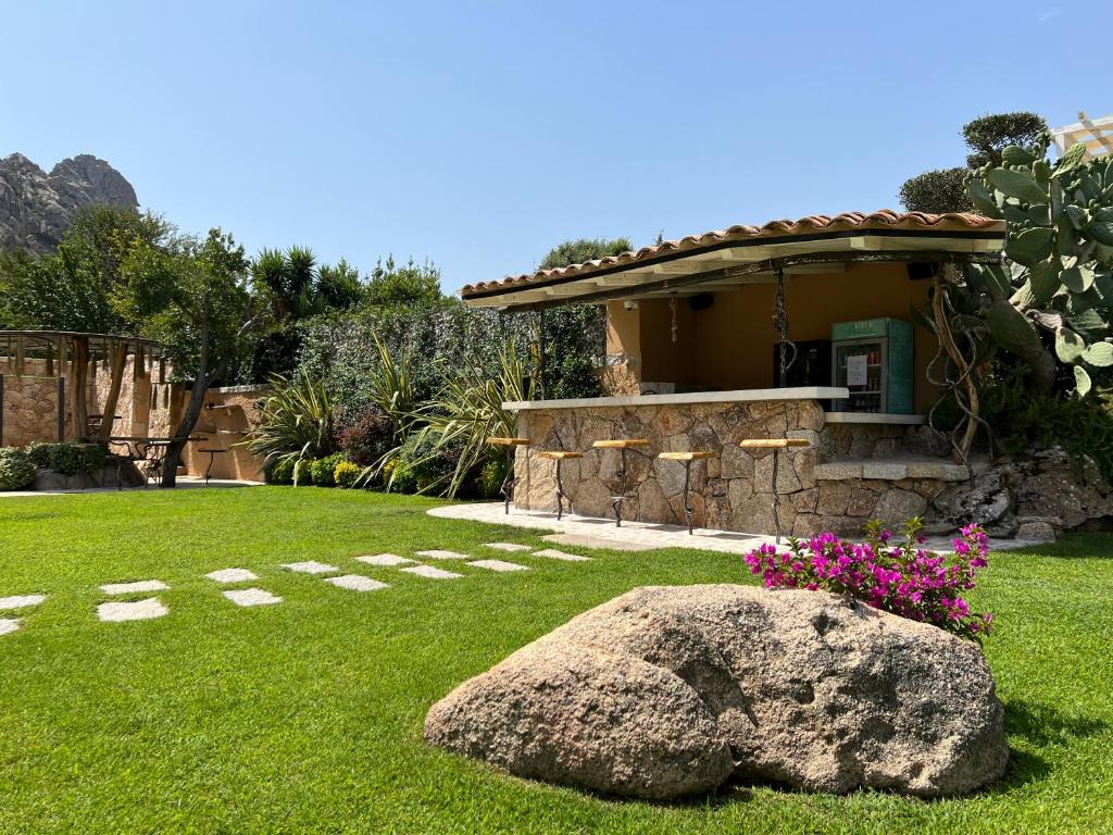 A garden outside Antica Fonte Holiday Homes