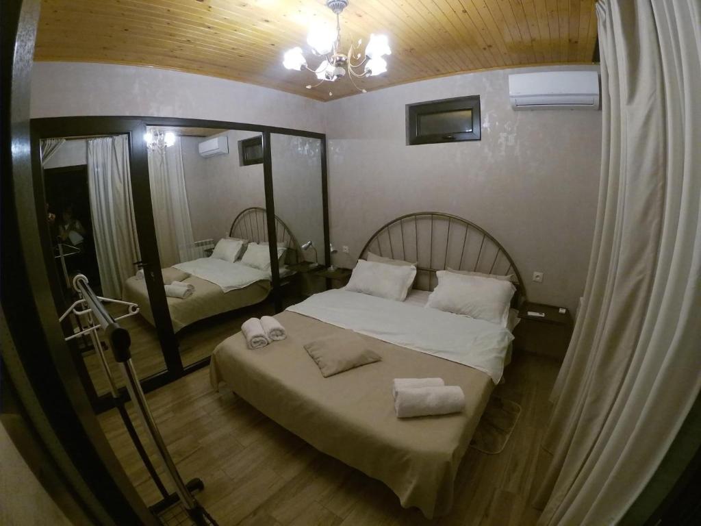 Postel nebo postele na pokoji v ubytování Qoqosa In Racha