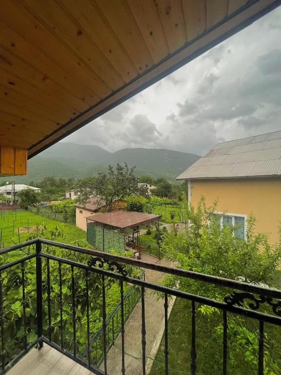 Nespecifikovaný výhled na hory nebo výhled na hory při pohledu z penzionu