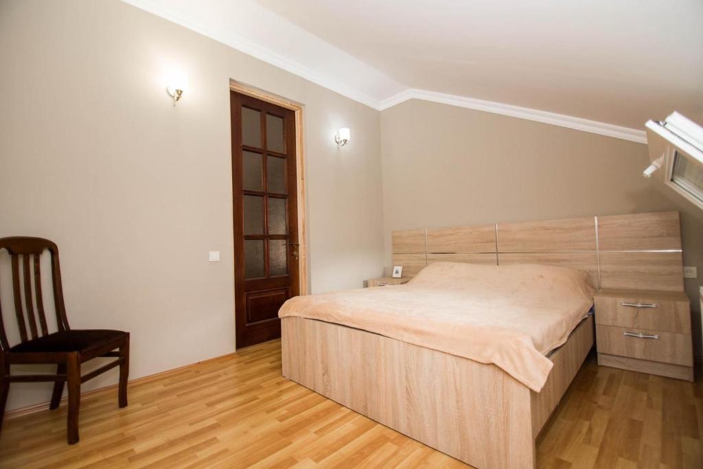 Postel nebo postele na pokoji v ubytování Qoqosa In Racha