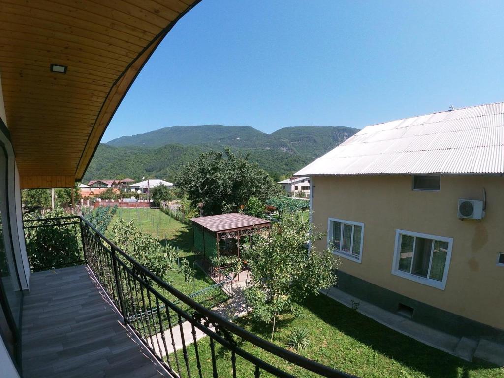 Nespecifikovaný výhled na hory nebo výhled na hory při pohledu z penzionu