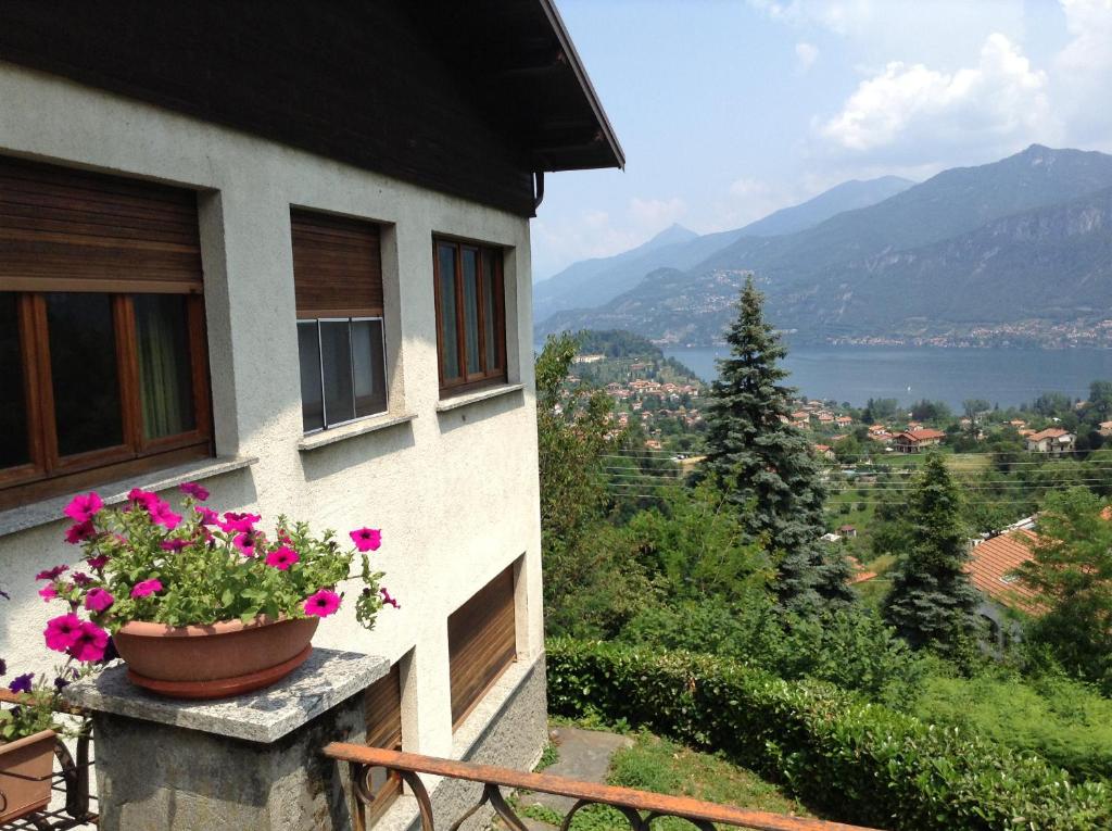 - un balcon avec un pot de fleurs sur le côté du bâtiment dans l'établissement Bellagio Panorama, à Bellagio