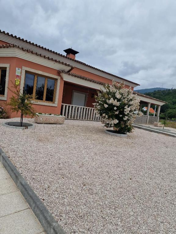 uma casa com uma entrada de cascalho em frente em Recanto da Serra - Alojamento Local em Lousã