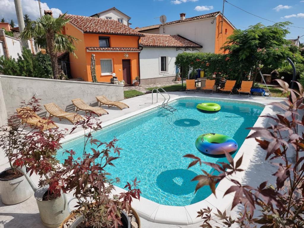 una piscina con dos frisbees. en Cozy getaway house Luana, en Buzet