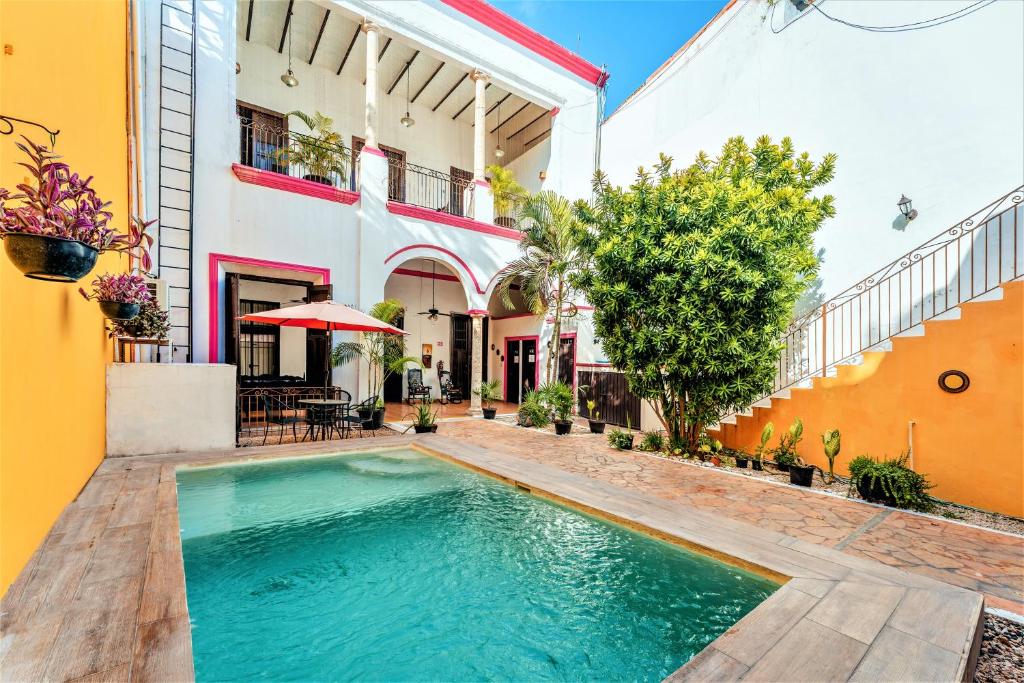 a swimming pool in the courtyard of a house at Hotel Gran Centenario in Mérida