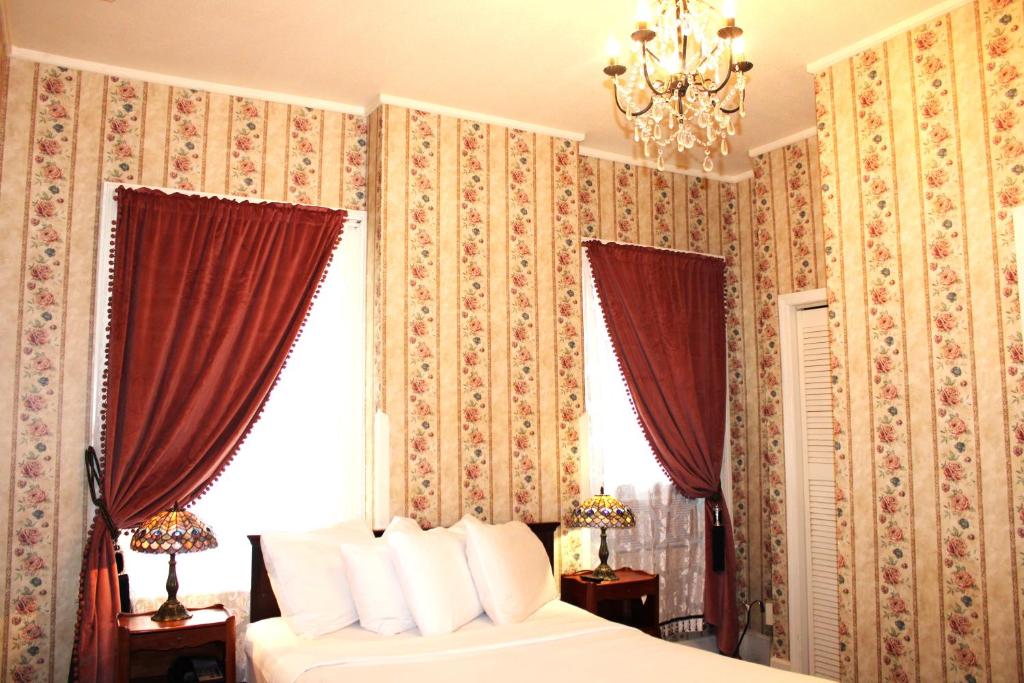 Copper Queen Hotel - Full Size Bed