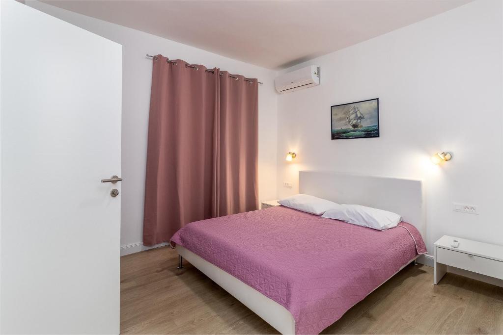 Posteľ alebo postele v izbe v ubytovaní Apartments and rooms by the sea Pakostane, Biograd - 18426
