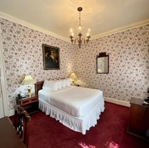 Copper Queen Hotel - Single Queen Room