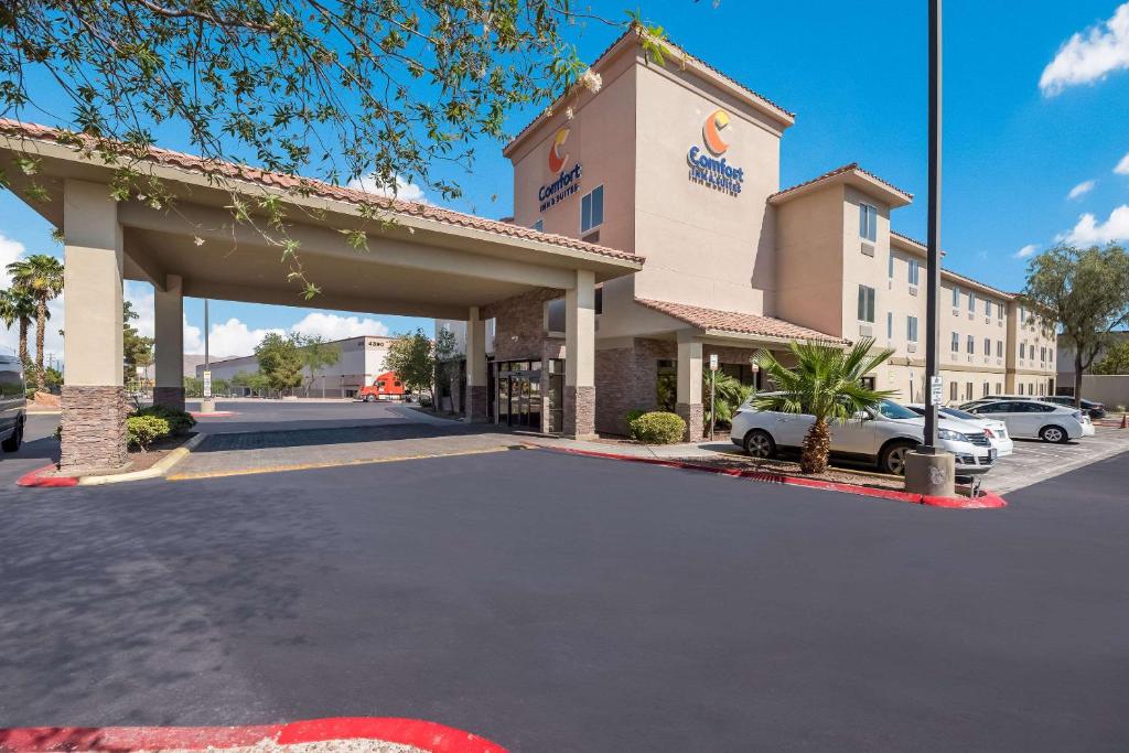 un hotel con un estacionamiento delante de él en Comfort Inn & Suites Las Vegas - Nellis, en Las Vegas