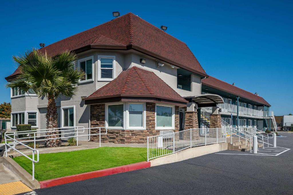 una casa con una palmera delante de ella en Quality Inn Elk Grove-Sacramento, en Sacramento
