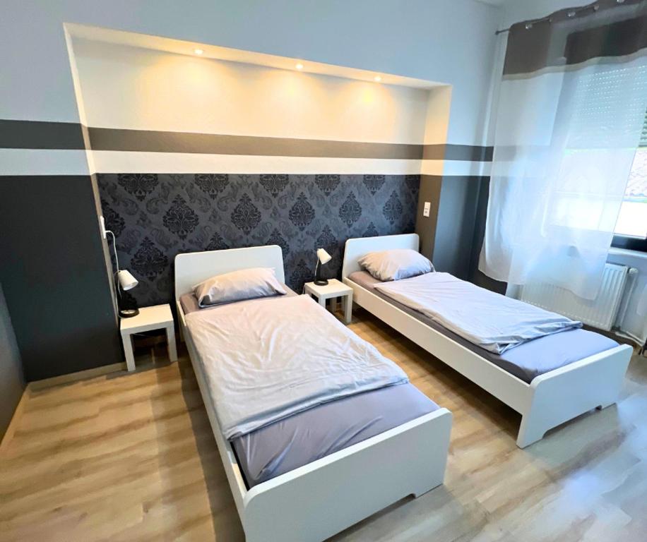 Un pat sau paturi într-o cameră la 4RENT Apartments