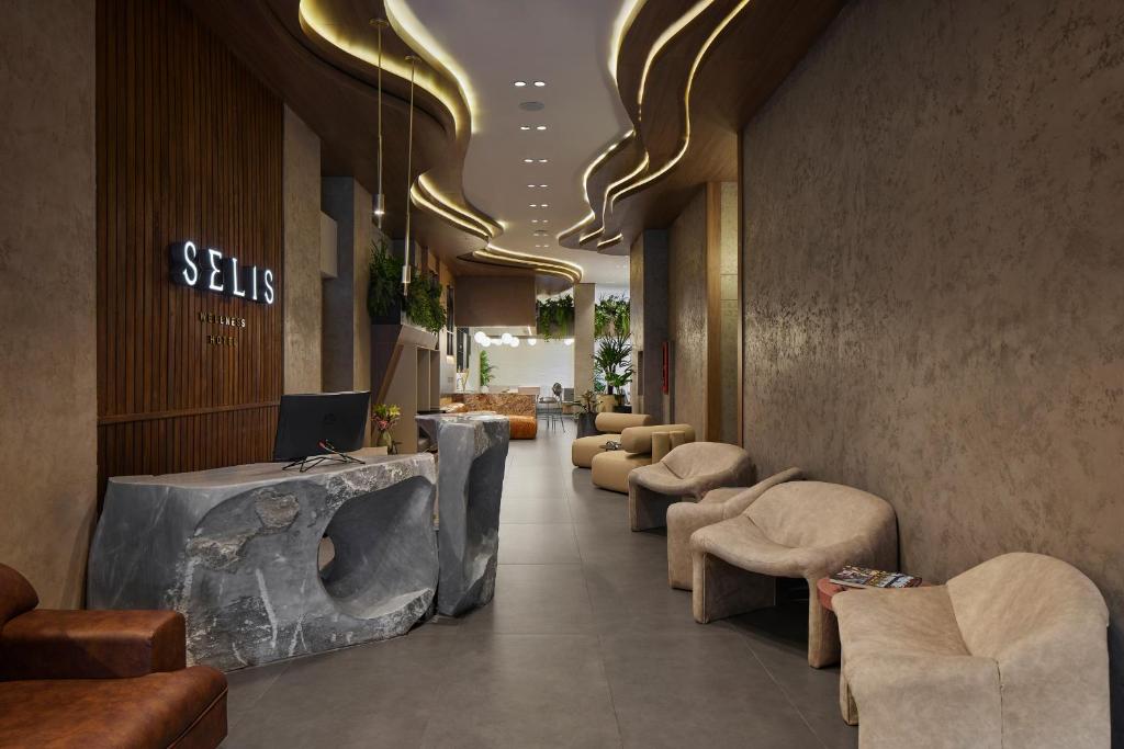 a lobby with a row of chairs and a waiting room at Hotel Selis in Medellín