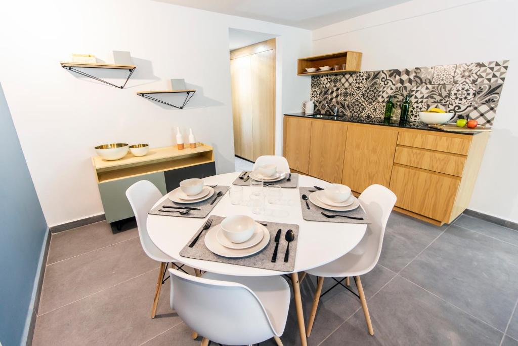 NIU Modern & Centric Lofts - Deluxe Queen Suite