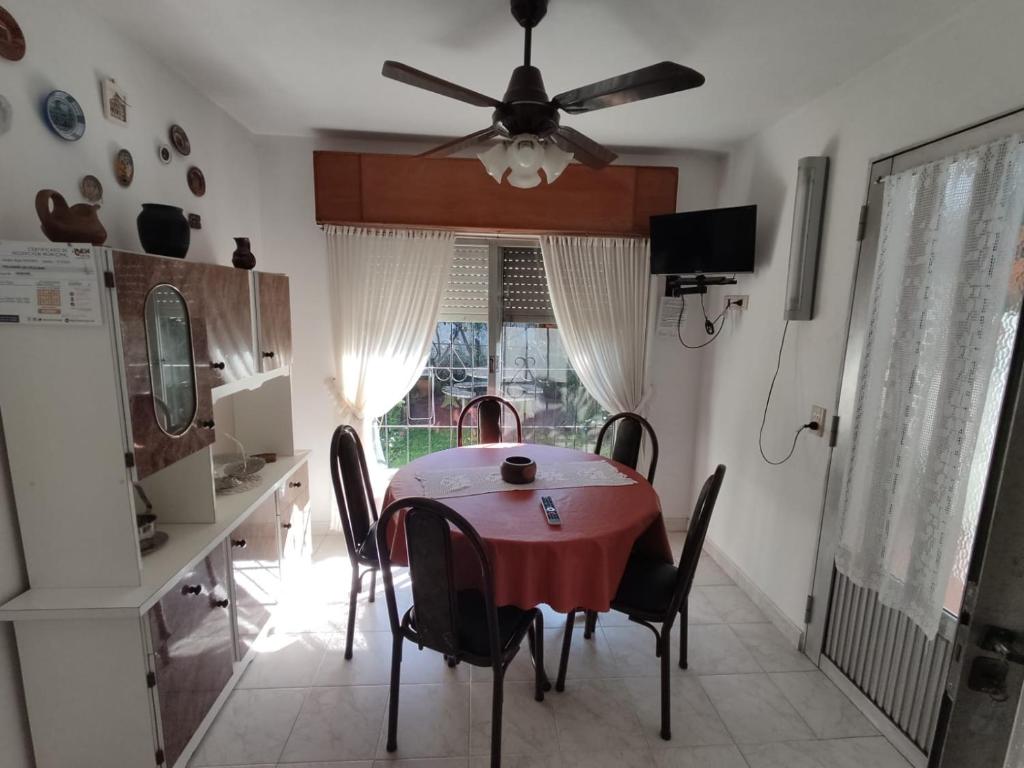 科隆Depto Luis的一间带桌椅和吊扇的餐厅